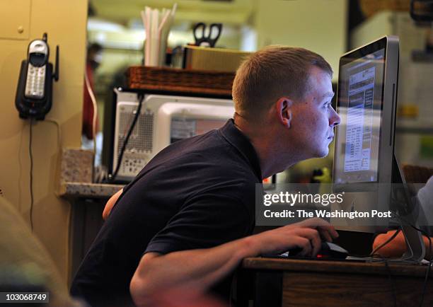 Partially Working Computer Blind Work Computer Photos and Premium High Res Pictures - Getty Images
