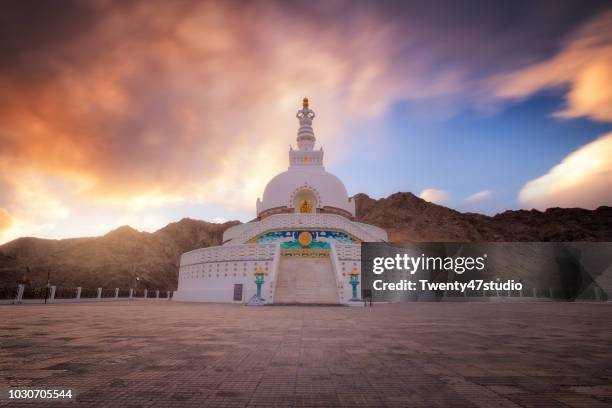 shanti stupa in sunset in leh city, ladakh, india - シャンティストゥーパ ストックフォトと画像