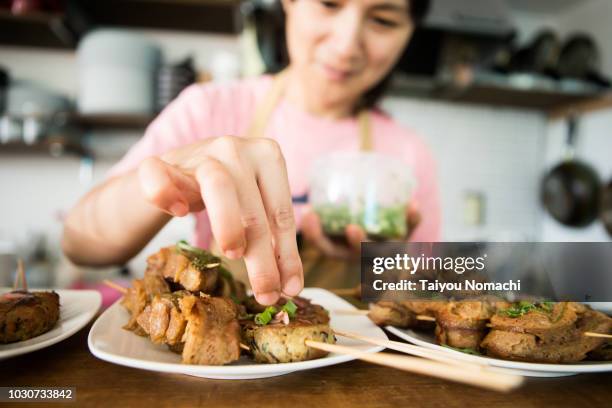 close-up of the chef's hand making vegan cooking - fleischersatz stock-fotos und bilder