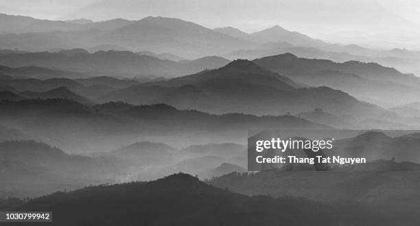 mountain layers in black & white - fog texture stock-fotos und bilder