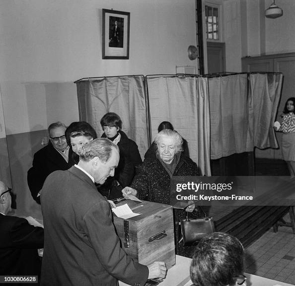 Jour d'élections Législatives le 5 mars 1967 à Orvilliers en... News