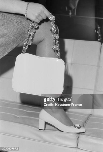 Sac à main assorti aux chaussures de la nouvelle collection 'Roger Vivier', en janvier 1969, à Paris, France.