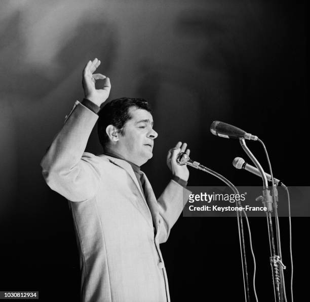 Serge Reggiani lors du concert de soutien à Pierre Mendès France lors des législatives de 1967 à Grenoble, France.