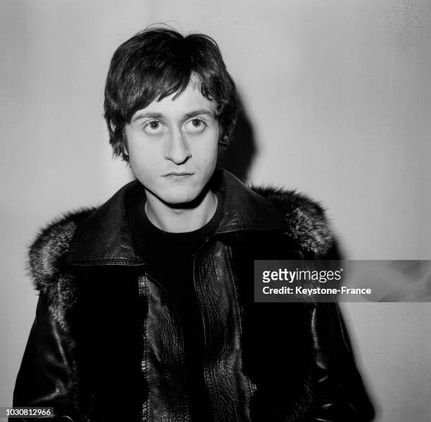 Michel Polnareff arbore un nouveau look brun les cheveux courts et sans lunettes en février 1967, en France.