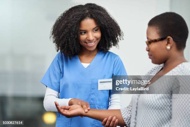 yo solo voy a hacer unas pruebas rápidas - tomando el pulso fotografías e imágenes de stock