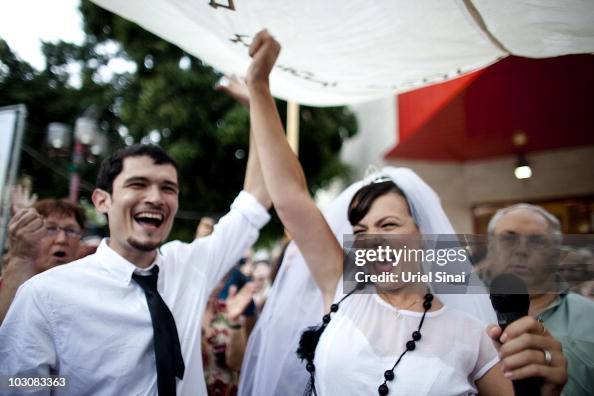 Jewish Couple Marry During Alternative Ceremony Jewish Couple Marry During Alternative Ceremony