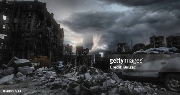 post apocalypse stedelijk landschap - instorten stockfoto's en -beelden