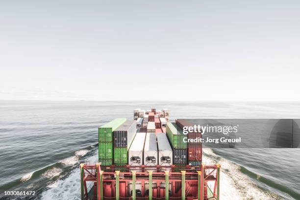 container ship in the north sea - minder verzadiging stockfoto's en -beelden