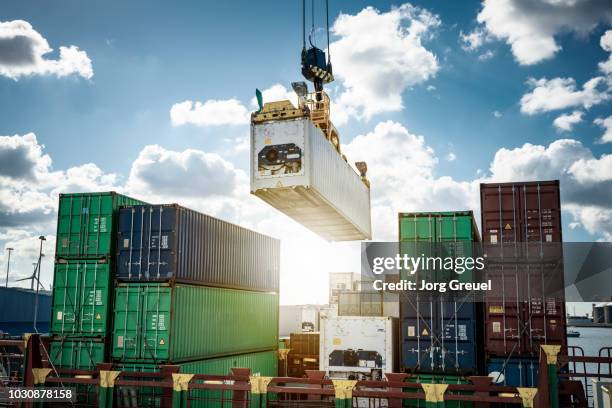 refrigerated container being loaded on a container ship - anlegestelle stock-fotos und bilder