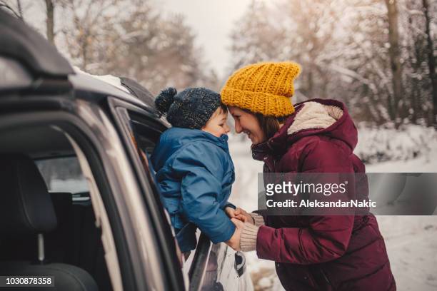 winter road trip met mijn moeder - family in snow mountain stockfoto's en -beelden