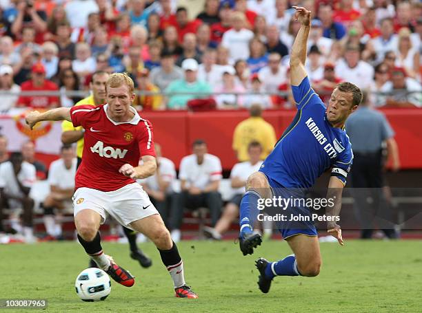 Paul Scholes of Manchester United clashes with Jack Jewsbury of Kansas City Wizards during the pre-season friendly match between Kansas City Wizards...