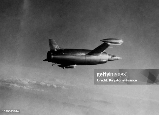 Avion à réaction LEDUC-70 piloté par Ganora, largué de son avion porteur, effectue son vol d'essai dans le ciel de Toulouse le 23 octobre 1947, en...