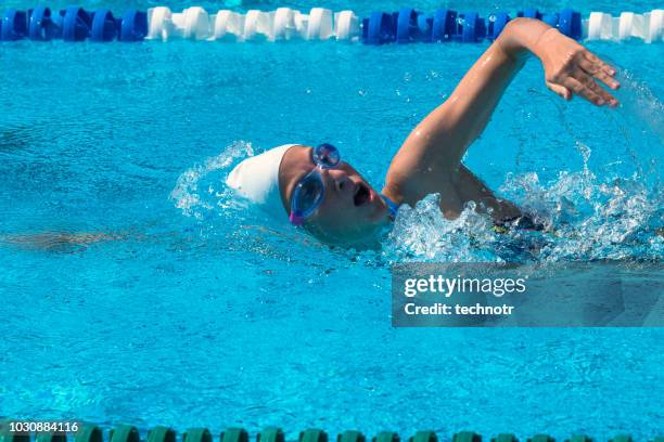 côté wiev de 13 ans vieux adolescent swimming freestyle en plein air - 12 13 years photos photos et images de collection