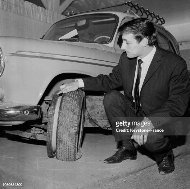 Présentation de la jante de sécurité contre les crevaisons et les éclatements de pneus au concours Lépine lors de la Foire de Paris le 20 mai 1966,...