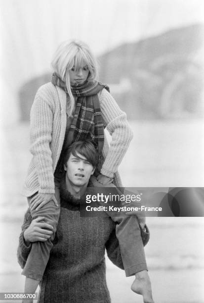 Le 5 septembre 1966, sur une plage d'Ecosse, à Dirleton, Brigitte Bardot et Laurent Terzieff tournent le film 'A coeur joie' réalisé par Serge...
