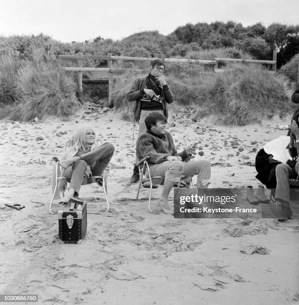 Le 5 septembre 1966, sur une plage d'Ecosse, à Dirleton, Brigitte Bardot et Laurent Terzieff sur le tournage du film 'A coeur joie' réalisé par Serge...