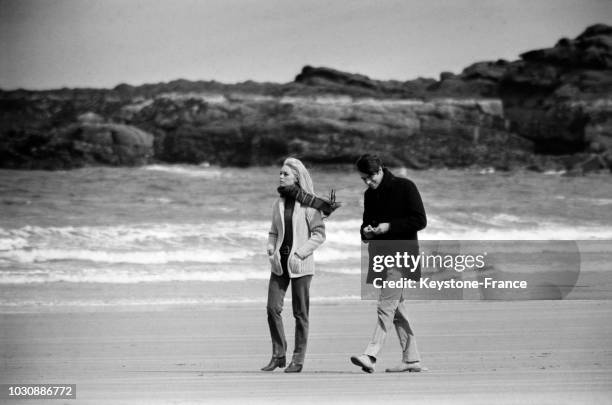 Le 5 septembre 1966, sur une plage d'Ecosse, à Dirleton, Brigitte Bardot et Laurent Terzieff tournent le film 'A coeur joie' réalisé par Serge...