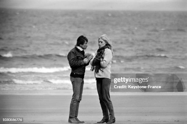 Le 5 septembre 1966, sur une plage d'Ecosse, à Dirleton, Brigitte Bardot et Serge Bourguignon sur le tournage du film 'A coeur joie'.