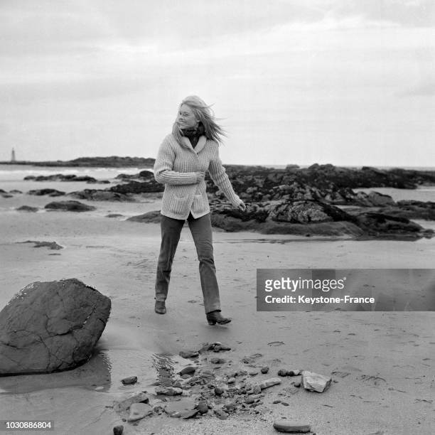 Le 5 septembre 1966, sur une plage d'Ecosse, à Dirleton, Brigitte Bardot tourne le film 'A coeur joie' réalisé par Serge Bourguignon.