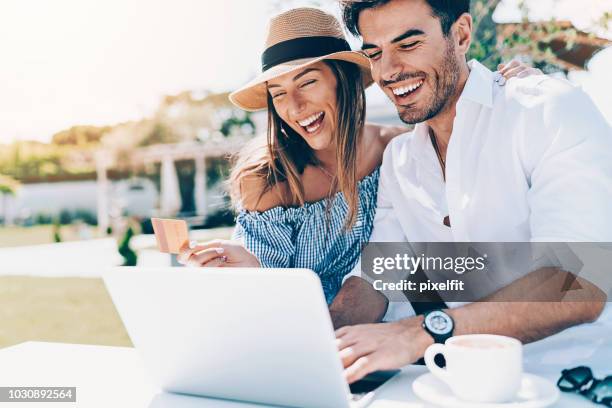 estilo de vida rico - hacer una reserva fotografías e imágenes de stock