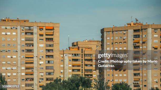 old apartment buildings - facade imagens e fotografias de stock