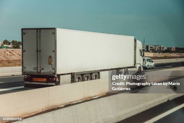 rear view of truck - camion blanc photos et images de collection