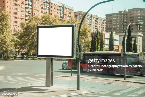 blank billboard outdoors - affiche mur photos et images de collection