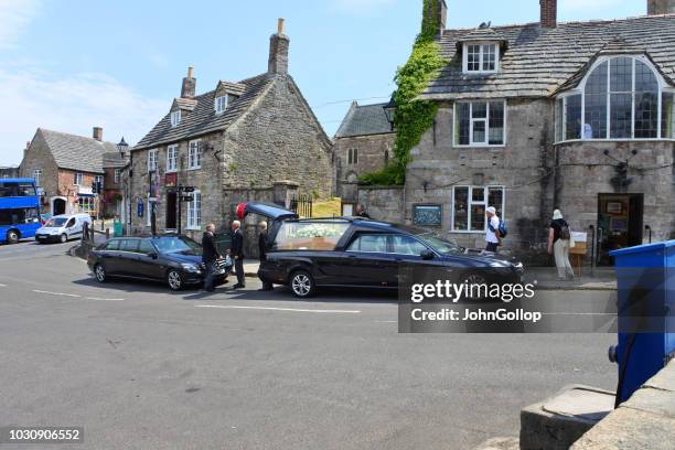 lijkwagen en begrafenis processie in corfe, dorset, verenigd koninkrijk - hearse stockfoto's en -beelden