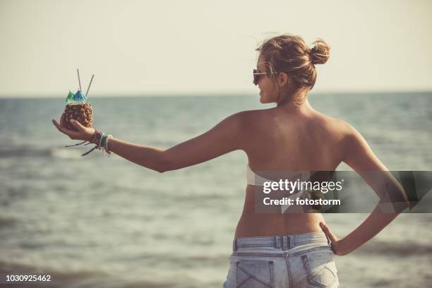 genießen sie cocktails, meer und sonne - arm sun beach stock-fotos und bilder