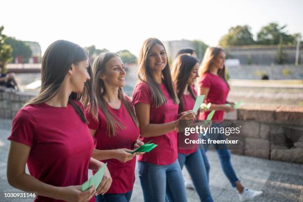 initiatiefnemers met flyers - flyer stockfoto's en -beelden