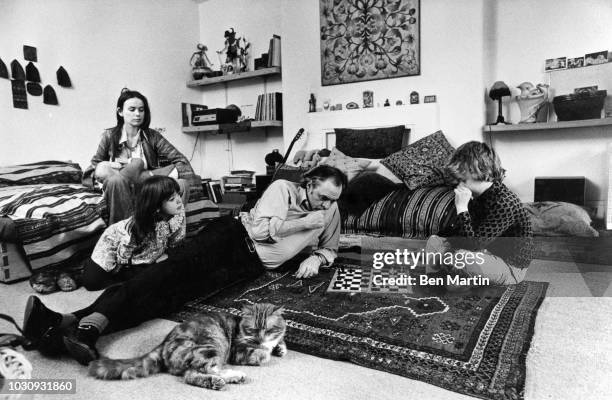 Ronald David Laing Scottish psychiatrist with wife Jutta, nursing baby Max, and children Adam and Natasha in the parlor of their basement flat in...