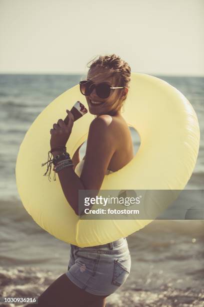 juguetona mujer en la playa - tube girl fotografías e imágenes de stock