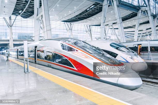 moderne hochgeschwindigkeitszüge in peking, china - schnellzug stock-fotos und bilder