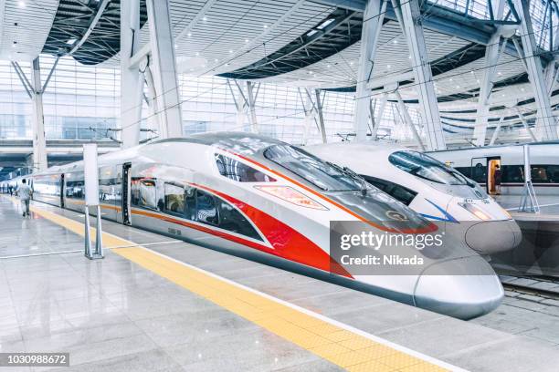 moderne hogesnelheidstreinen in peking, china - hogesnelheidstrein stockfoto's en -beelden