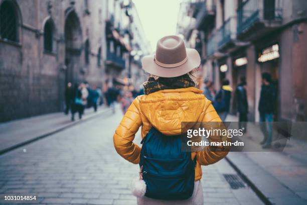 tourist woman visiting spain - mochila imagens e fotografias de stock