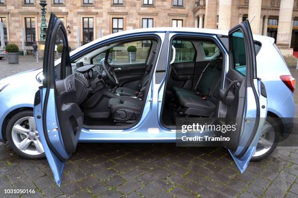 opel meriva mit geöffneten türen - auto tür offen stock-fotos und bilder