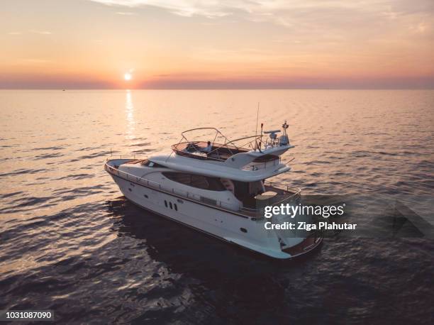 vue de dessus depuis un drone du port de plaisance avec yacht - voilier à moteur photos et images de collection