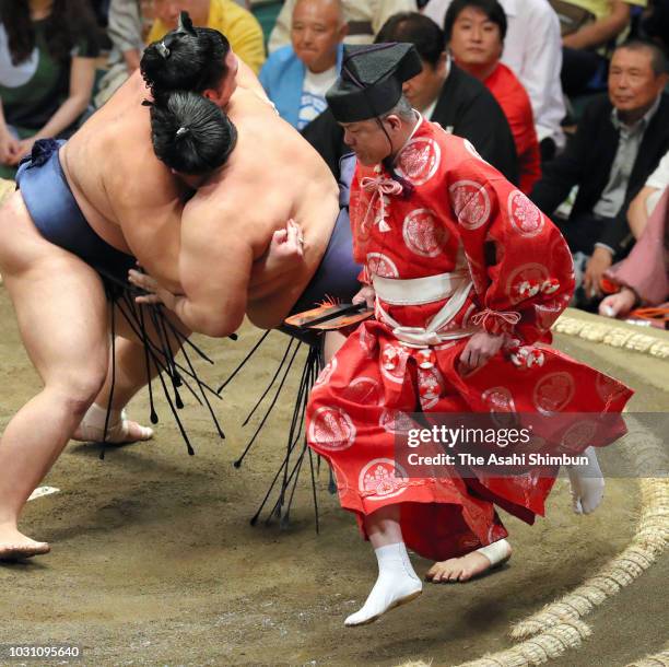 Sumo Judge Sumo Jump Photos and Premium High Res Pictures - Getty Images