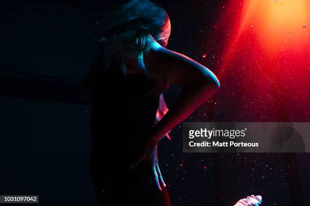 woman posing underwater - woman diving underwater stock pictures, royalty-free photos & images
