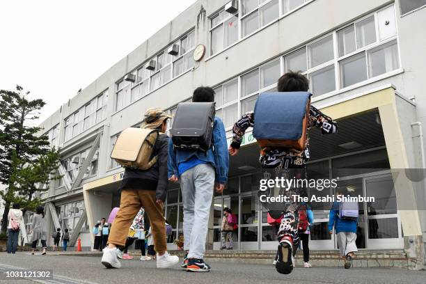 Students arrive at Meien Elementary School as classes resumed after temporary closure following the earthquake on September 10, 2018 in Sapporo,...