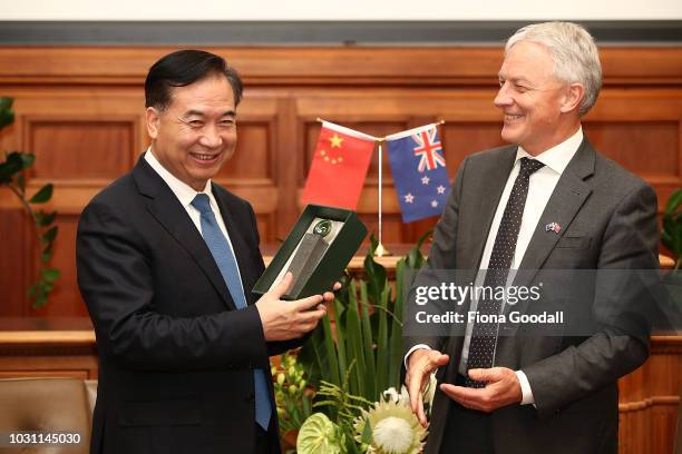 Guangdong Party Secretary Li Xi exchanges gifts with Auckland Mayor Phil Goff on September 11, 2018 in Auckland, New Zealand. Mr Li Xi is on a...