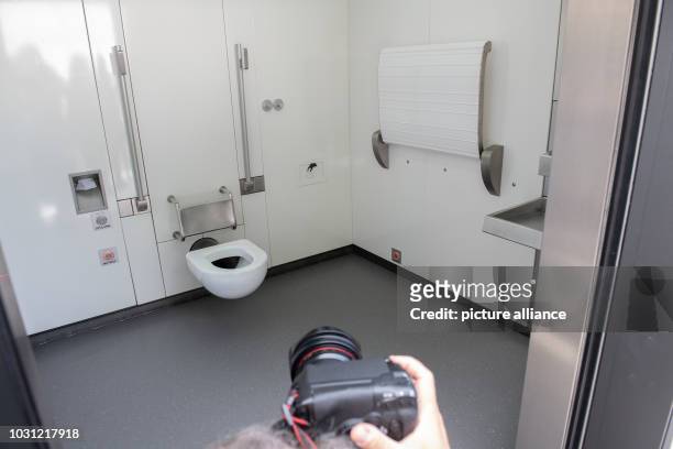 September 2018, Berlin: A view into the toilet cell for handicapped people and parents with small children of the prototype of the new city toilet,...