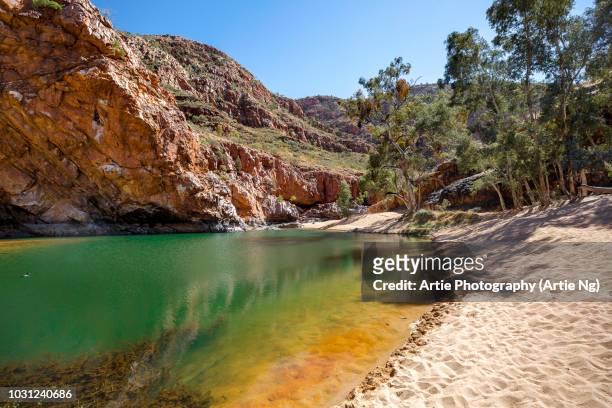 ormiston gorge water hole, ormiston pound, west macdonnell ranges, northern territory, australia - territorio del nord foto e immagini stock