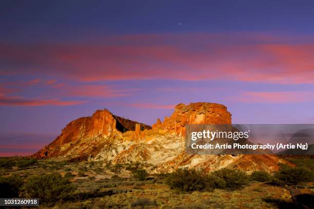 sunset at rainbow valley conservation reserve, northern territory, central australia - rainbow valley conservation reserve stock-fotos und bilder
