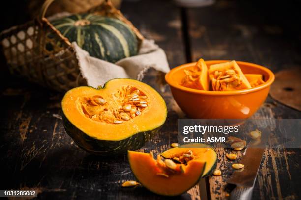 calabaza en la tabla - calabaza gigante fotografías e imágenes de stock