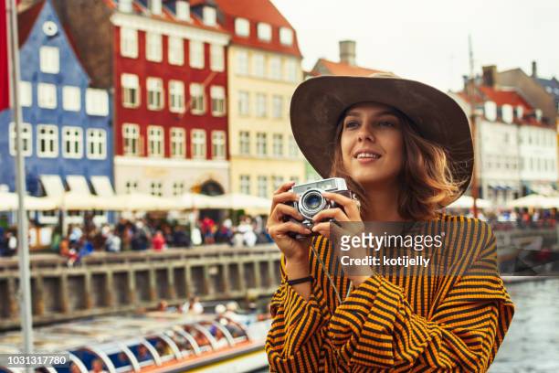 bella fotografa donna a nyhavn copenaghen - copenhagen foto e immagini stock