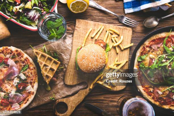 snel eten en drinken op tafel - koolhydraat voedsel stockfoto's en -beelden