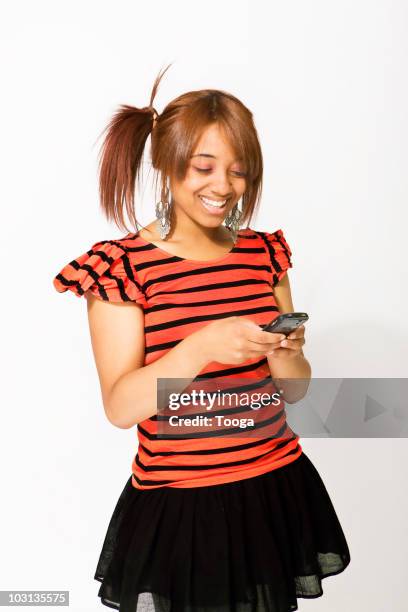 hip teen texting - black girls rock stock-fotos und bilder