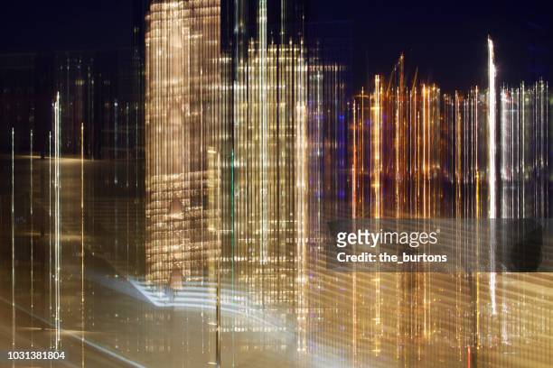 illuminated urban skyline with blurred lights - movimiento velocidad vida en la ciudad rastros de luz fotografías e imágenes de stock