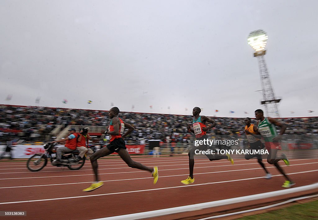 Kenya's Geoffrey Mutai (L), compatriot K